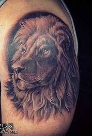 Рука татуировки лев