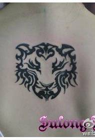 schoonheid terug totem leeuwenkop tattoo patroon