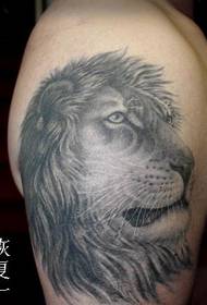 braço preto cinza leão cabeça tatuagem padrão