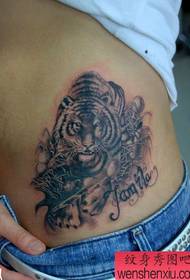 e Meedchen seng Taille Tiger Tattoo Muster