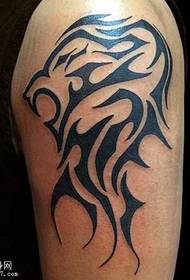 手臂上的英俊獅子圖騰紋身圖案