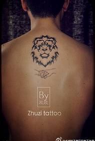 padrão de tatuagem de leão tatuado nas costas