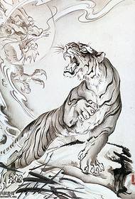 dragoni kan ti ijọba ati tiger ija apẹrẹ tatuu