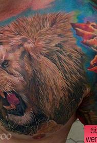 modello di tatuaggio testa maschile leone prepotente moda petto