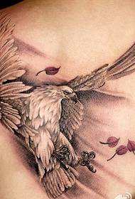 дівчина на спині крутий орел татуювання візерунок