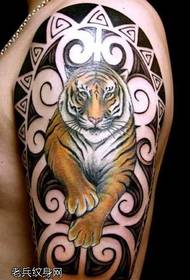 pattern di tatuaggi di tigre in discesa