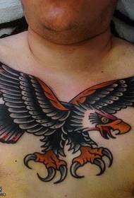 Adler Tattoo Muster op der Këscht