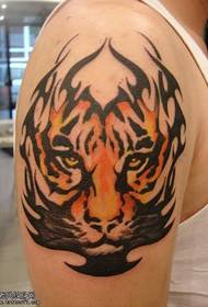 model de tatuaj tigru de braț de foc