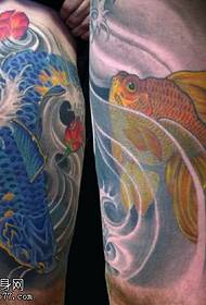 patró de tatuatge de color d'espatlles koi
