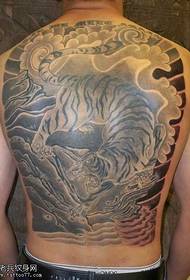 Pilna muguras atmosfēras tīģeris nosaka kalnu tetovējuma modeli