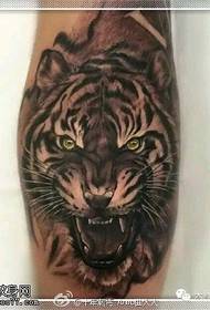 modello realistico realistico del tatuaggio della tigre del vitello