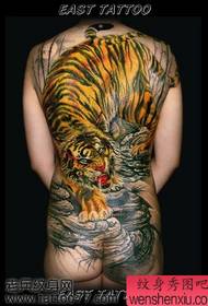 доминиращ пълен гръб планински тигър модел татуировка