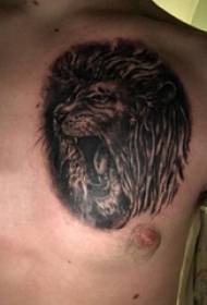Jungen auf der Brust schwarz grau Skizze zeigen Dornenspitzen kreative Löwenkopf Tattoo Bilder