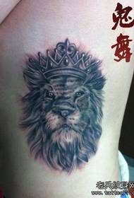 κορίτσι πλευρά πλευρά ένα λιοντάρι βασιλιάς Τατουάζ μοτίβο