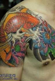 wzór tatuażu lotosu pół czerwonej kalmary