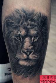 een leeuwenkop tattoo-patroon met een dominant been