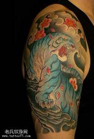 wzór tatuażu ramię niebieski tygrys