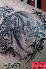 populiarus tigro galvos tatuiruotės modelis