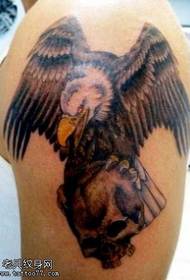 Big Arm Shows Flying Eagle Tattoo Patroon