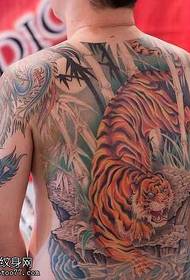 tigër e pasme e gjelbër poshtë modelit të tatuazheve malore