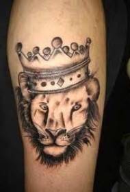 model de tatuaj de leu și coroană foarte mișto