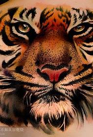 Anbefaler et dominerende tiger-tatoveringsarbeid