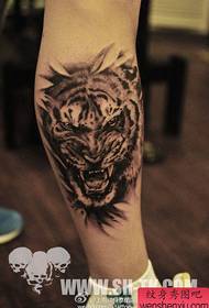 lalaki leg nga nagdominar cool nga pattern sa tattoo sa tiger