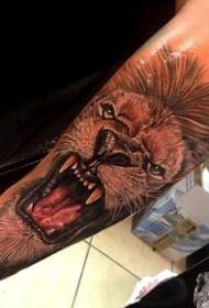 ruka smeđi riđajući lav tetovaža uzorak