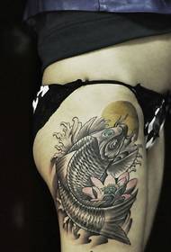 활기찬 흑백 오징어 문신 사진