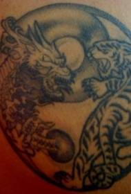 yin ja yang juoru lohikäärme ja tiikeri taistelevat tatuointi malli