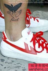 Pátrún tattoo na n-iolaire: patrún tatú tatú eile a bhfuil an-tóir air