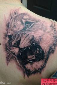 męskie ramiona fajne fajne dominujący wzór tatuażu głowy lwa