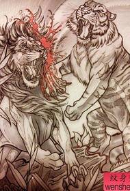 推荐一幅霸气的老虎斗狮子纹身手稿