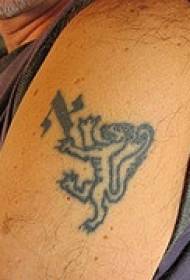 spalla simple lionu mudellu di tatuaggio ebraicu
