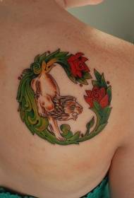 женски рамо во боја лав и тетоважа со роза