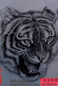 Un patrón de tatuaje de cabeza de tigre tigre lindo