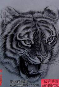 a Un modello di tatuaggio testa di tigre carino