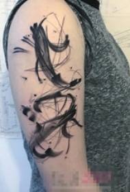 brazo de la niña en tinta negra pinchada calamar pequeño animal Fotos del tatuaje