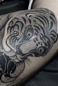 Patrón de tatuaje de tigre tatuado na perna