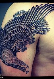 model de tatuaj de vultur spini de umăr