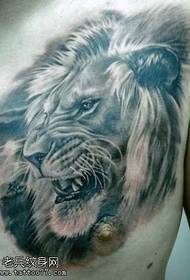 Шаблон татуіроўкі на грудзях льва