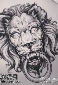 ръчно рисуван мирен модел татуировка на лъв
