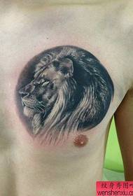 petto maschile super bello classico modello di tatuaggio testa di leone