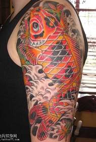 model de tatuaj de calmar cu mascota brațului