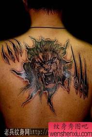 Wzór tatuażu lwa: wzór peelingu na plecach