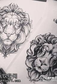 patrón de tatuaje de león clásico pintado a mano