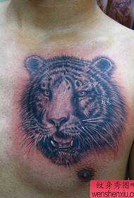 uros rinnassa hallitseva tiikeri pää tatuointi malli