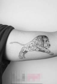 Хлопчик рука на чорний сірий ескіз геометричний елемент домінує тварин татуювання лев