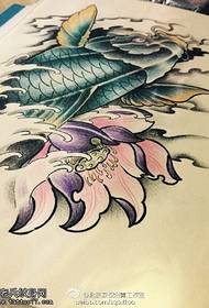 mudellu manuale tradiziunale di tatuaggi di loto di calamar