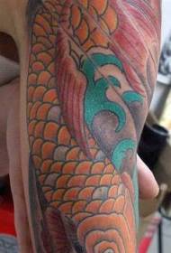 motif de tatouage de poissons couleur koi d'épaule